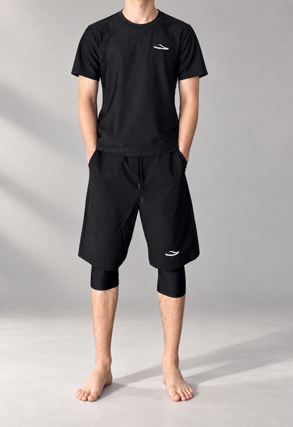Visuel illustratif KAESSAR : mannequin clair avec T-shirt noir entier du col à l’ourlet et short noir, retouche IA