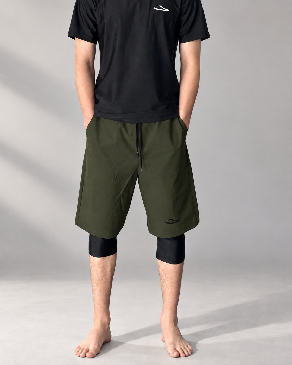 Visuel illustratif KAESSAR : short olive et T-shirt de bain noir sur mannequin à peau claire, montage IA