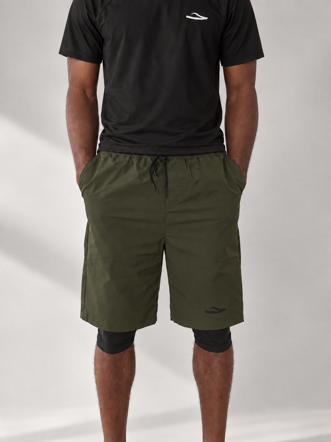 Visuel illustratif KAESSAR : short olive et T-shirt de bain noir sur mannequin à peau foncée, montage IA