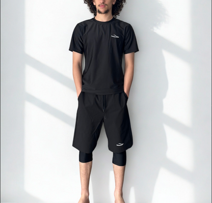 Homme portant un short de bain musulman noir pudique avec legging intégré et t-shirt assorti – vue de face